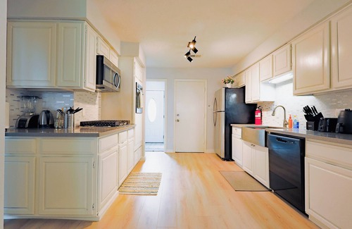 Riverside Terrace House | Cozy Retreat near NRG stadium & Medical Center - Patio Grill - Pet Friendly