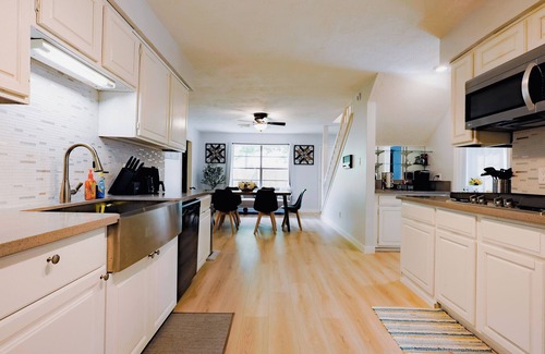 Riverside Terrace House | Cozy Retreat near NRG stadium & Medical Center - Patio Grill - Pet Friendly