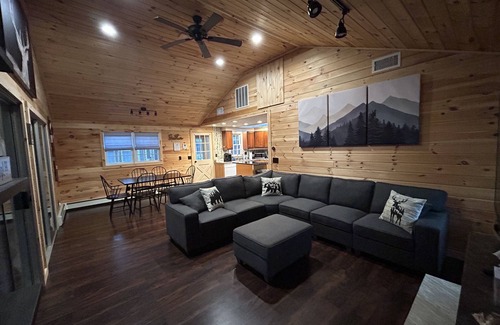 Freedom House | Cozy Retreat near Ossipee Lake, sleeps 8, pet friendly!