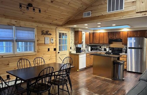 Freedom House | Cozy Retreat near Ossipee Lake, sleeps 8, pet friendly!