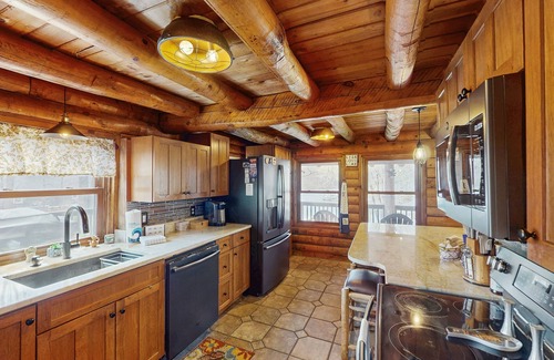 Moneta Cabin | Cozy retreat on the lake with views, peaceful vibes & modern comfort