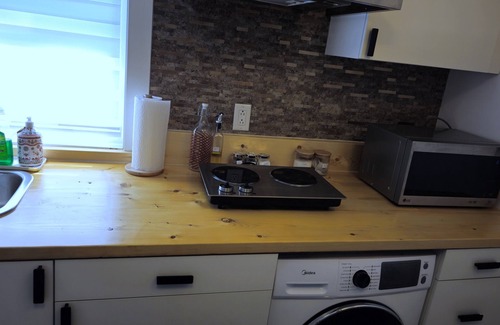 Mission House | Cozy Retreat: Private1-bedroom Suite on the highway in Mission