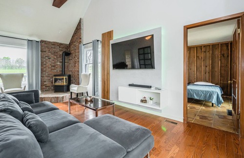 Georgian Bluffs Cottage | Cozy Retreat: Serene Views & Group Friendly