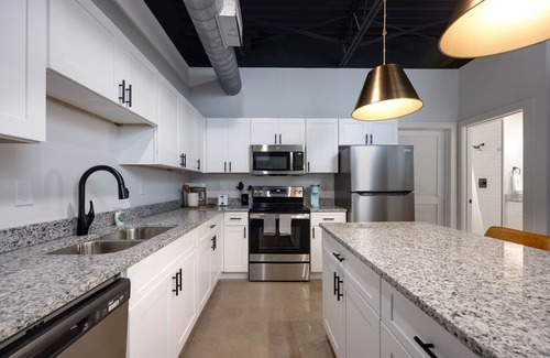 Nashville Condo | Cozy Retreat Sleeps 2 Pets Allowed 8 Min BNA