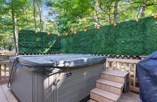 Mount Jackson Ski Chalet | Cozy Retreat w Hot Tub Firepit & Grill near Bryce