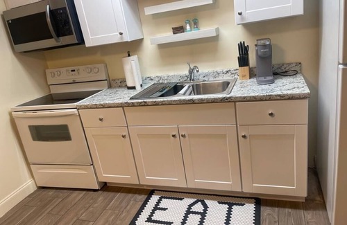 Greenacres House | Cozy, retreat w/outdoor bar. 10 mins from the beach. 12 mins from downtown