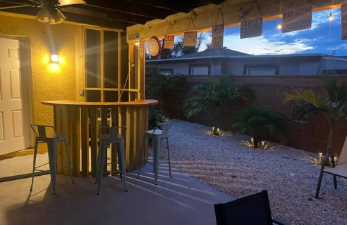 Greenacres House | Cozy, retreat w/outdoor bar. 10 mins from the beach. 12 mins from downtown