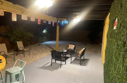 Greenacres House | Cozy, retreat w/outdoor bar. 10 mins from the beach. 12 mins from downtown