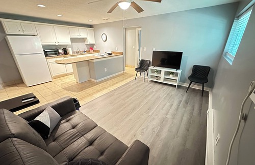 Franklin Apartment | Cozy Retreat Washer/Dryer Inside