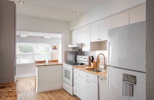 North Andrews Gardens House | Cozy Retreat with Heated Pool