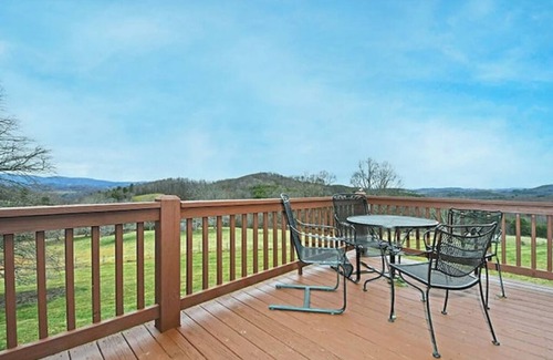 Sparta House | Cozy Retreat with 360° Mountain Views
