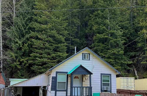 Wallace House | Cozy retreat with canyon views, sound of the river, and the smell of the pines.