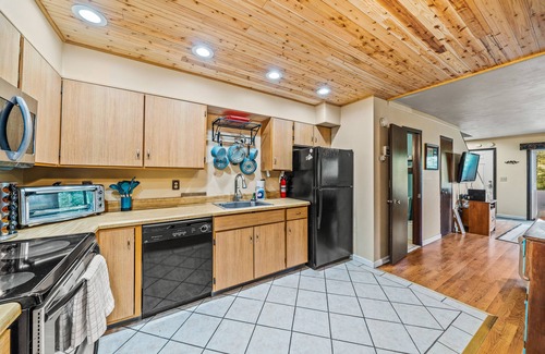 Chestertown Condo | Cozy retreat with fireplace, kayaks, and shared beach/pond access