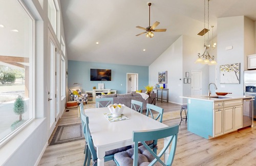 Selah House | Cozy Retreat with Luxury Features and Breathtaking Landscapes