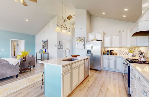 Selah House | Cozy Retreat with Luxury Features and Breathtaking Landscapes