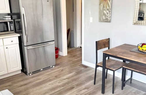 Fort Erie Apartment | Cozy Retreat with Netflix & Work Desk