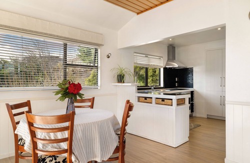 Kelvin Heights House | Cozy Retreat With Stunning Lake View, 10 Mins to Remarkable ski Field!