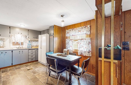 Cameron House | Cozy Retreat with Scenic Views, Internet and Outdoor Patio