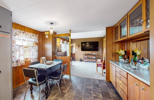 Cameron House | Cozy Retreat with Scenic Views, Internet and Outdoor Patio