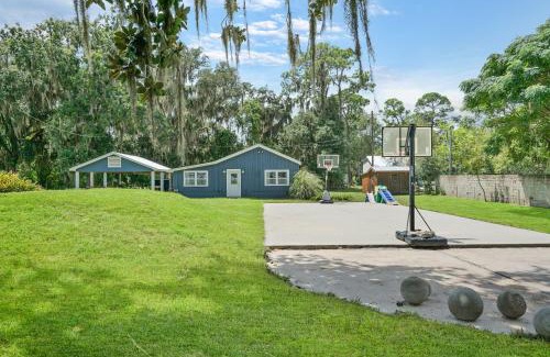 Palatka House | Cozy River Cabin Family Friendly Dock Playset Bball Court