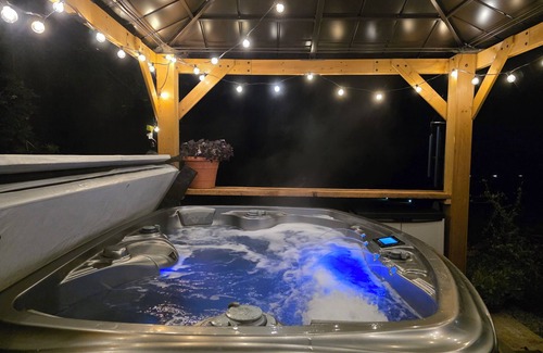Grants Pass Cabin | Cozy river cabin with hot tub, great fishing, and peaceful nature views.