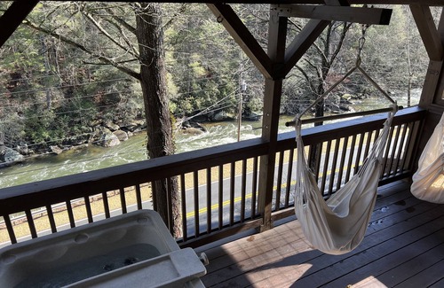 Raccoon Ridge Cabin | COZY RIVER FRONT CABIN