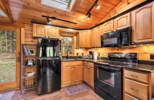 Kezar Falls Cabin | Cozy riverfront cabin on Ossipee River