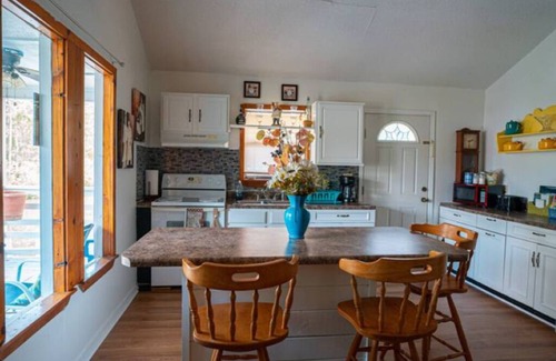 Shoreline Park House | COZY RIVERFRONT HOUSE/SLEEPS 6 W/W+D