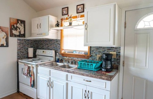 Shoreline Park House | COZY RIVERFRONT HOUSE/SLEEPS 6 W/W+D