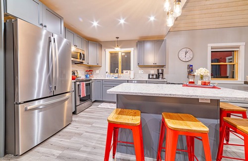 Bethel House | Cozy Riverfront Modern Farmhouse, close to downtown Bethel and Sunday River