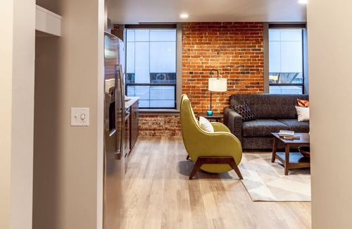 Riverside Apartment | Cozy Riverfront Park 1 Bed Travel Apartment