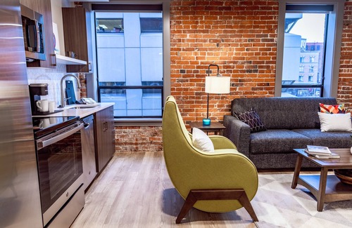 Riverside Apartment | Cozy Riverfront Park 1 Bed Travel Apartment