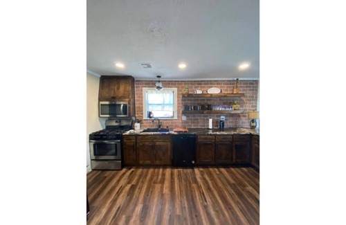 Chetopa Cabin | Cozy riverside cabin on the Neosho river