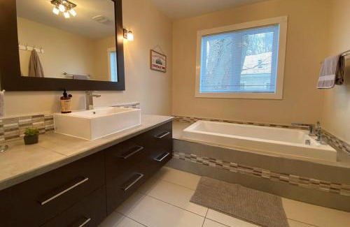 Saint-Andre-d'Argenteuil Ski Chalet | Cozy Riverside Cottage Escape with SPA, Pool Table and Dock Access