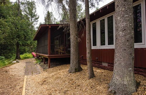 Grayling House | Cozy Riverside Getaway Pine Bend Cottage