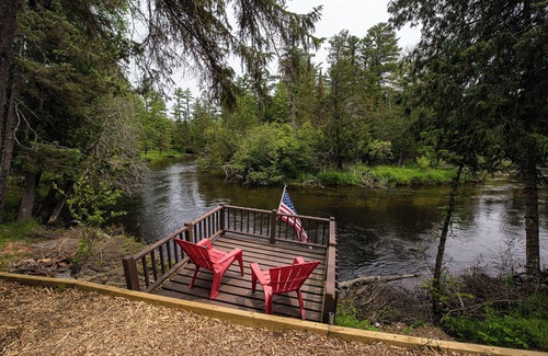 Grayling Cottage | ♣ Cozy Riverside Getaway: Pine Bend 3BDR Cottage