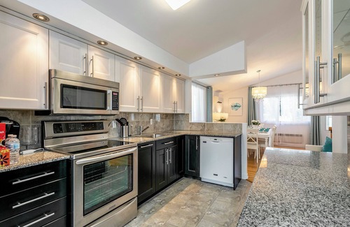 Chateauguay House | Cozy riverside home with swimming pool, 25 minutes to Montreal DT