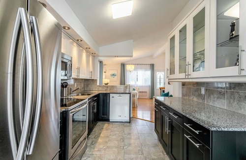 Chateauguay House | Cozy riverside home with swimming pool, 25 minutes to Montreal DT