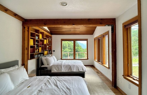 Stevenson Cabin | Cozy riverview lodge in Stevenson w/AC & WiFi — Sleeps 12