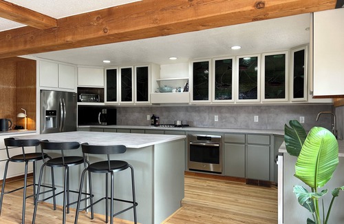 Stevenson Cabin | Cozy riverview lodge in Stevenson w/AC & WiFi — Sleeps 12