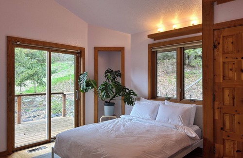 Stevenson Cabin | Cozy riverview lodge in Stevenson w/AC & WiFi — Sleeps 12