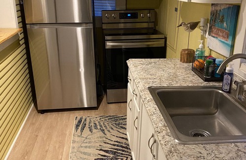 Woodland Beach House | Cozy Romantic Beachy Bungalow with Relaxing Hot Tub-3 min walk to Lake Erie