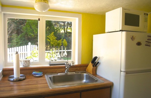 Mendocino Cottage | Cozy, Romantic Cottage just 3 minutes from the village of Mendocino!