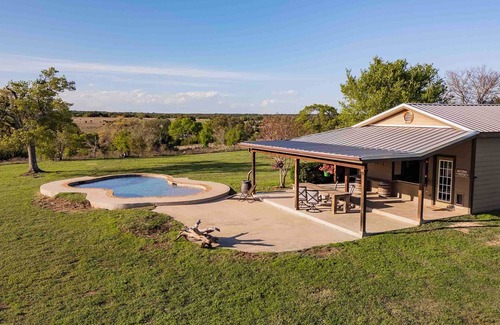 Oatmeal House | Cozy, Romantic Country Escape With Pool & Sunset!