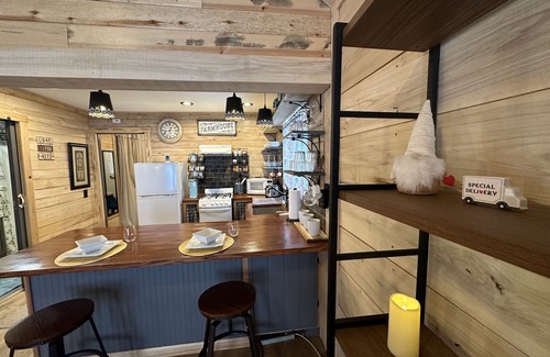 Knik-Fairview Cabin | Cozy Romantic Getaway Cabin