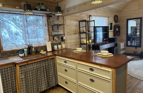Knik-Fairview Cabin | Cozy Romantic Getaway Cabin