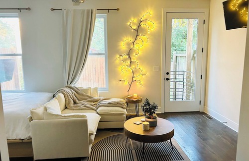 Hadley - Washington House | Cozy, Romantic getaway. Modern mountain lodge feel in the heart of Nashville.