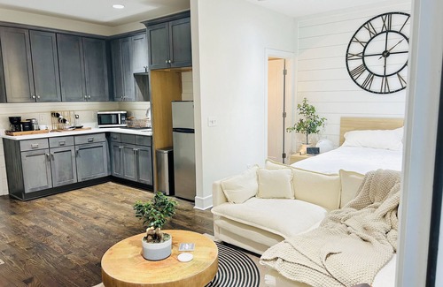 Hadley - Washington House | Cozy, Romantic getaway. Modern mountain lodge feel in the heart of Nashville.