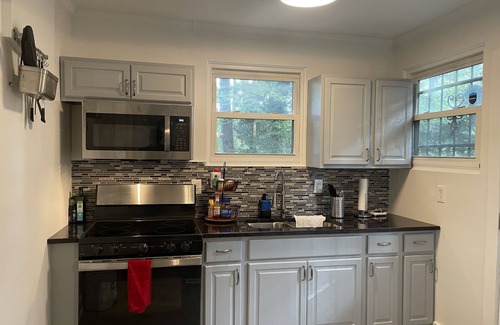Church Street House | Cozy romantic Ranch house w/deck view - 10 mins from airport