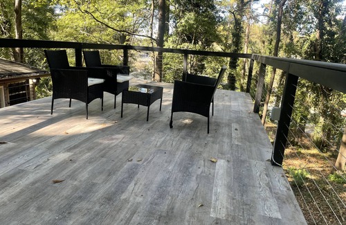 Church Street House | Cozy romantic Ranch house w/deck view - 10 mins from airport
